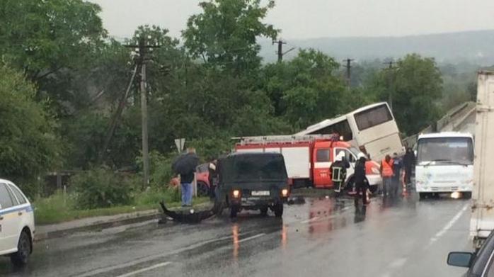 На Івано-Франківщині автобус зіштовхнувся з трьома машинами, є жертви (ВІДЕО)