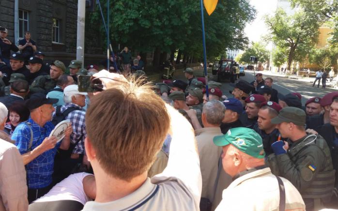 У Києві вкладники банку поштовхалися з поліцією (ФОТО)