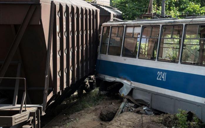 У Дніпрі вантажний потяг розчавив трамвай, є загиблий (ВІДЕО)