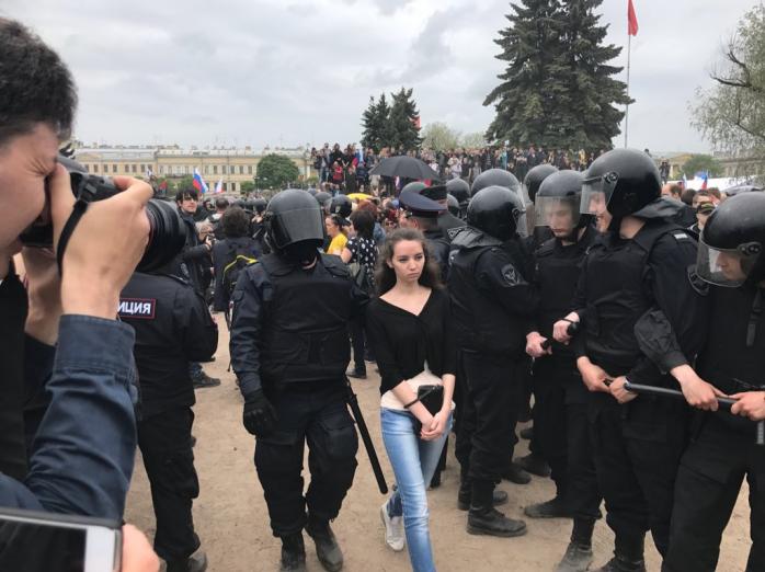 День протестов в РФ: в Москве и Петербурге ОМОН схватил свыше 400 человек (ФОТО, ВИДЕО)