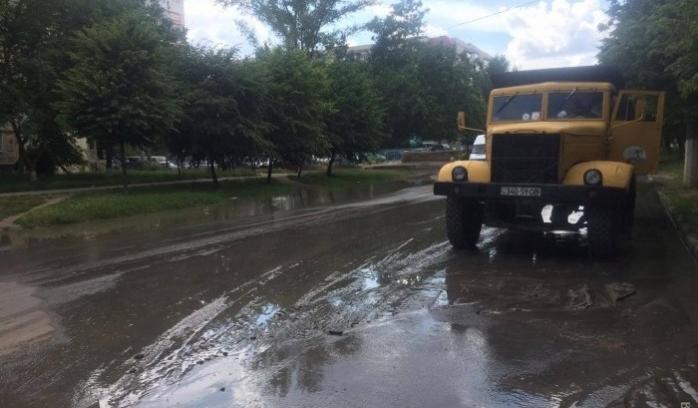 Из-за прорыва водопровода 150 тыс. жителей Одесской области остались без воды (ФОТО)