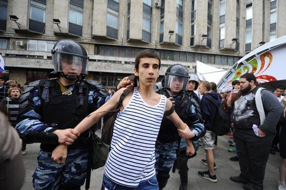 Во время антикоррупционной акции в Москве ОМОН задержал 136 несовершеннолетних