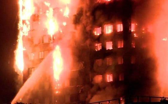 В Лондоне огонь охватил 27-этажную высотку, здание может обрушиться (ФОТО, ВИДЕО)