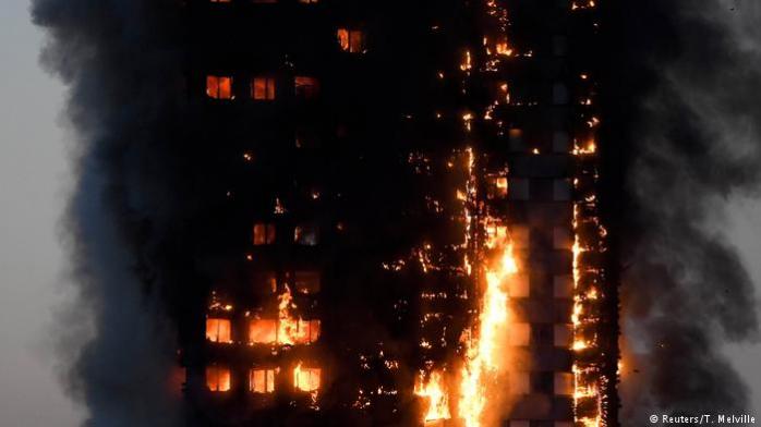 Кількість загиблих під час пожежі в лондонській багатоповерхівці зросла до 12 осіб