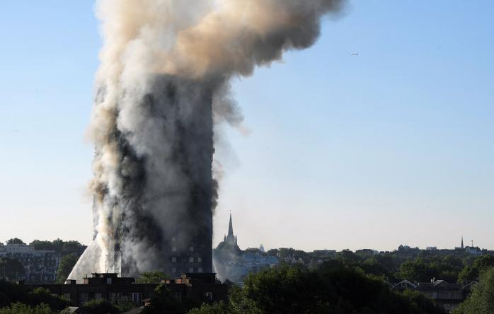 Пожар в лондонской высотке унес уже 17 жизней