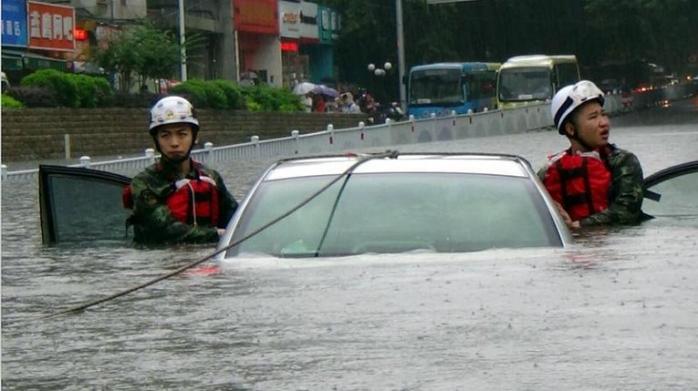 Более 56 тыс. человек пострадали от масштабного наводнения на юге Китая