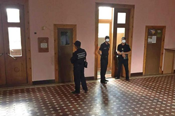 Правоохранители обыскивают горсовет Бердянска