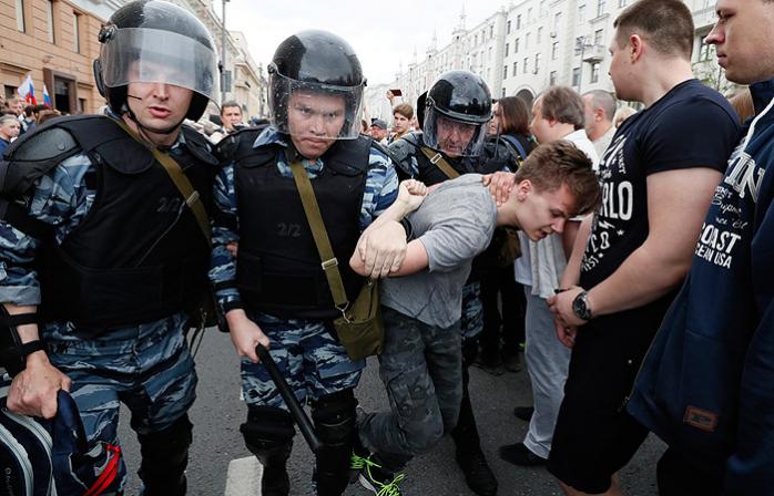 В РФ затримали вже двох школярів за «насилля над ОМОНом» під час акції протесту