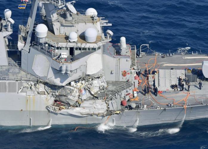 У берегов Японии грузовое судно протаранило американский эсминец