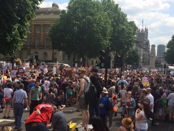 Протесты в Лондоне: из-за пожара в высотке митингующие требуют отставки Мэй