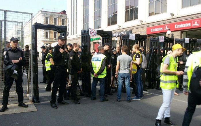 ЛГБТ-парад в Киеве: правоохранители изъяли балаклавы и газовые баллончики