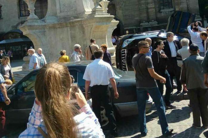 У Львові джип в’їхав у натовп, є жертви (ФОТО, ВІДЕО 18+)