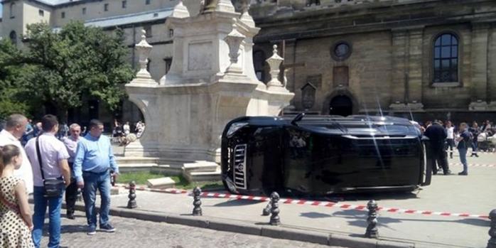 Водієм джипа, який в’їхав у натовп у Львові, виявився колишній інспектор ДАІ