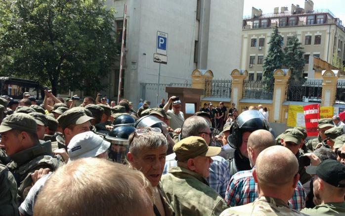 У Києві під Адміністрацією президента сталися сутички між поліцією та бійцями «Айдару» (ВІДЕО)