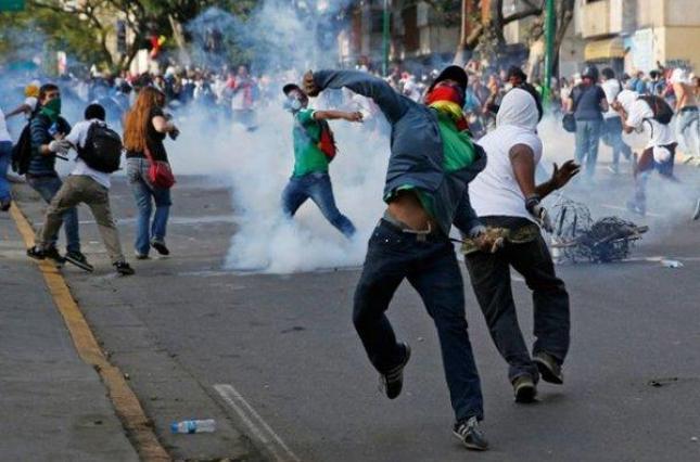 Новая волна протестов в Венесуэле: погиб подросток, пострадали 30 человек (ФОТО, ВИДЕО)