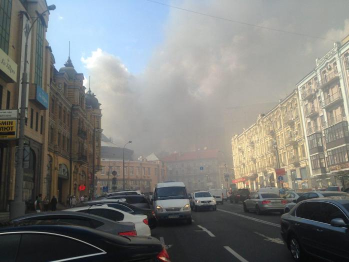 В Киеве пожар на Крещатике: окрестности затянуло дымом (ФОТО, ВИДЕО)