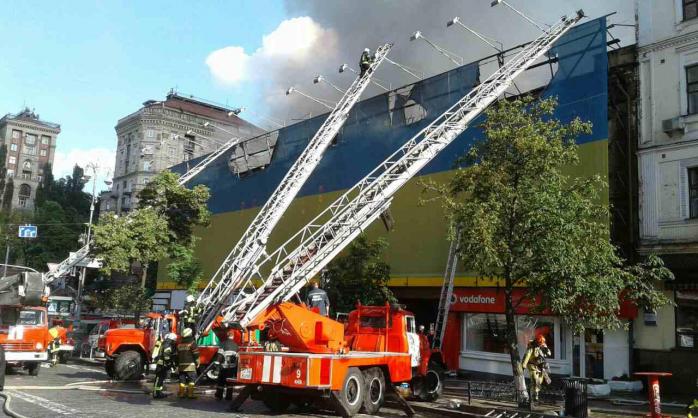 ГСЧС рассказала подробности масштабного пожара в Киеве (ФОТО)