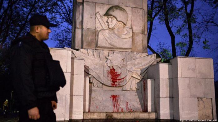 Повальная декоммунизация: в Польше принят закон о сносе советских памятников
