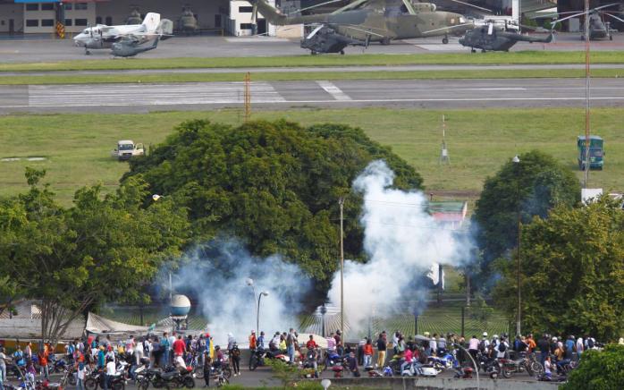 В Венесуэле протестующие штурмовали авиабазу, военные применили оружие