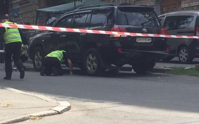 В центре Киева взорвался внедорожник, пострадал водитель (ФОТО)
