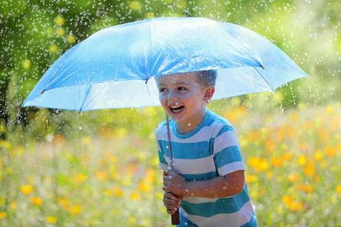 Прогноз погоди на суботу: на українців чекатимуть грозові дощі та літня спека (КАРТА)