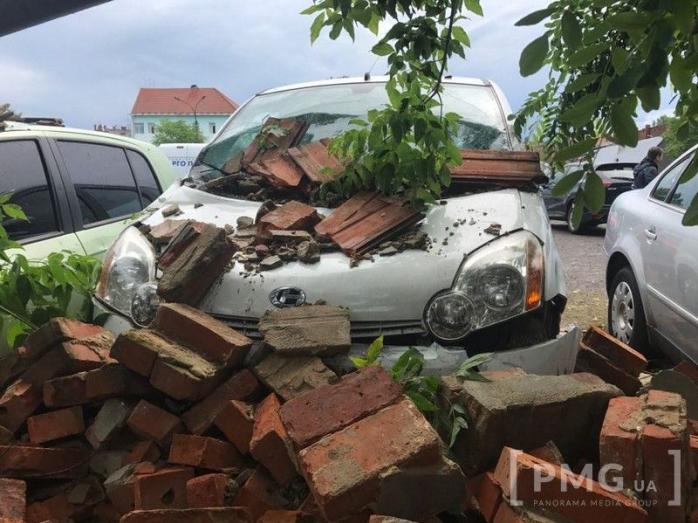 Негода на Закарпатті: уламками стіни пошкодило п’ять автомобілів (ФОТО, ВІДЕО)