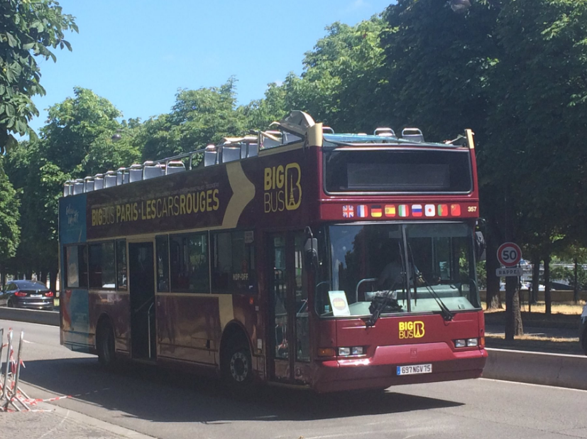 Фото: в Парижі двоповерховий автобус з туристами врізався у міст