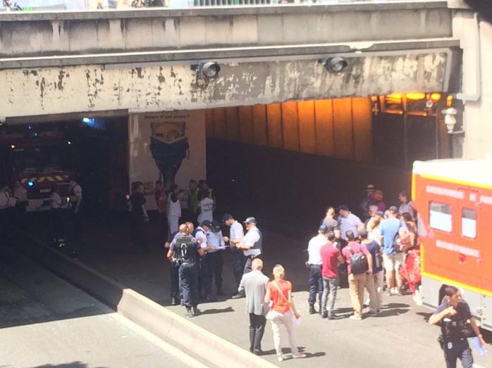 Не рассчитал: в Париже двухэтажный автобус с туристами врезался в мост (ФОТО, ВИДЕО)