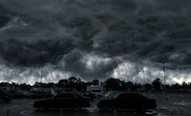 Схоже на армагедон: Одесу накрила потужна злива з ураганним вітром (ФОТО, ВІДЕО)