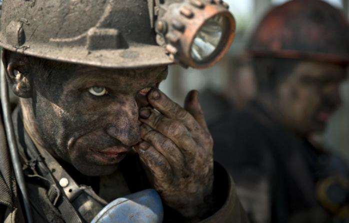 Терористи ДНР зупиняють шахти й урізають зарплати
