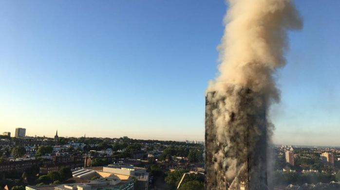 Пожежа у лондонській багатоповерхівці швидко поширювалася через дизайн будівлі — ЗМІ