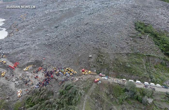 З’явилися авіазнімки місця зсуву ґрунту у Китаї: рятувальна операція триває (ФОТО)