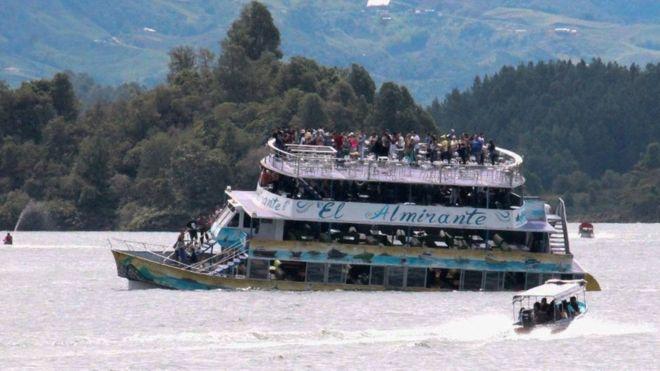 В Колумбии затонуло судно с туристами, есть погибшие (ФОТО, ВИДЕО)