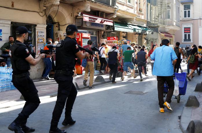 У Стамбулі гей-парад розігнали за допомогою сльозогінного газу та гумових куль (ФОТО, ВІДЕО)
