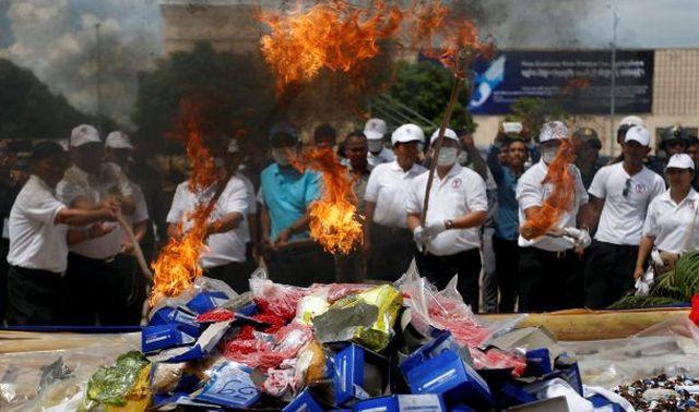 В Камбодже ко Дню борьбы с наркотиками устроили церемонию сжигания психотропов (ФОТО)