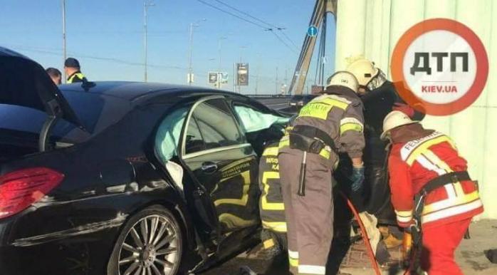 У Києві Mercedes влетів у зупинку: водій утік, покинувши свого пасажира з переламаними ногами (ФОТО)