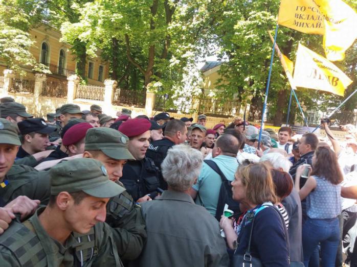 У центрі Києва вкладники «Михайлівського» побилися з поліцією (ВІДЕО)