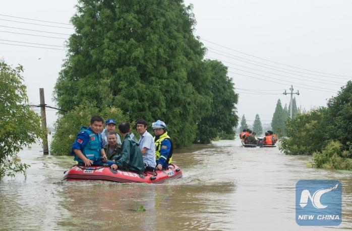 Жертвами сильных наводнений в Китае стали 34 человека, миллионы пострадали (ВИДЕО)