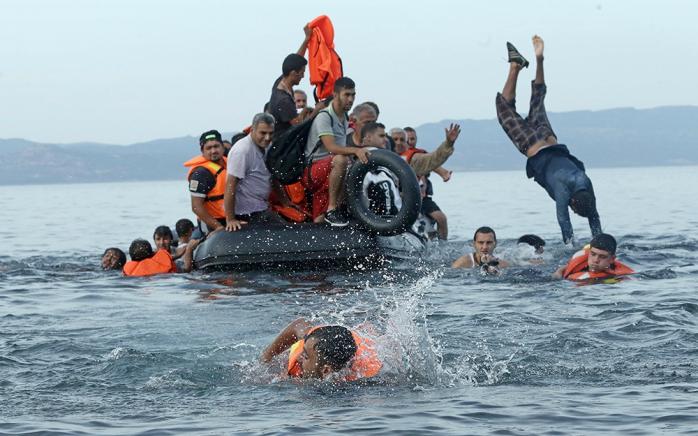 Італійці мають намір заборонити рятувальним суднам висаджувати мігрантів в Італії