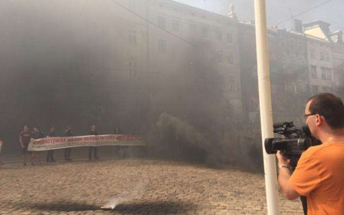 Во Львове участники митинга забросали горсовет дымовыми шашками (ВИДЕО)