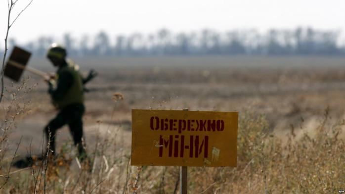 Под Песками подорвались на мине двое украинских бойцов
