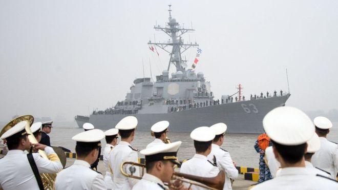 Эсминец ВМС США приблизился к спорному острову: Пекин заявил о военной провокации