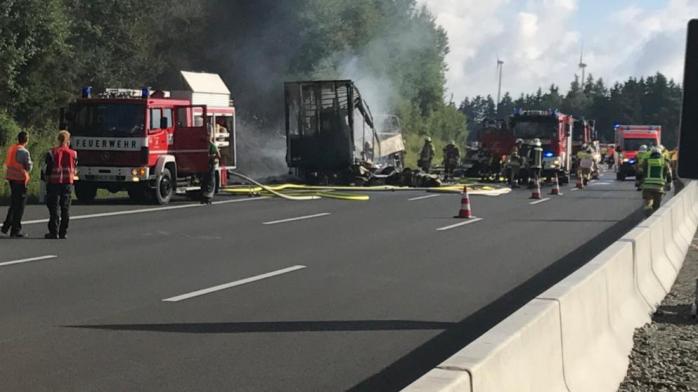 У Німеччині згорів автобус, 17 осіб вважаються зниклими безвісти (ФОТО)