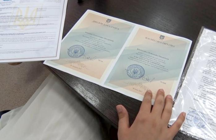 На Житомирщине студентам-филологам выдали дипломы с ошибками (ФОТО, ВИДЕО)