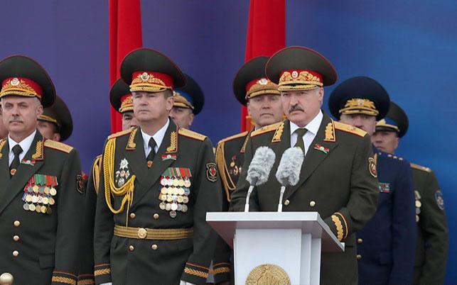 На військовому параді в Білорусі продемонстрували дивани та пральні машини (ФОТО)