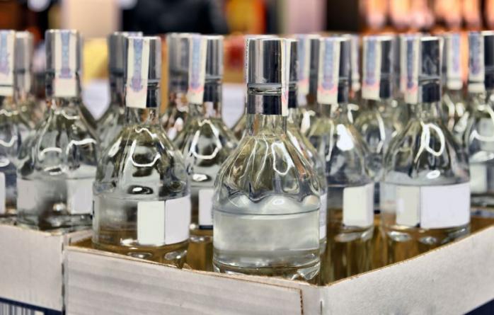 У Миколаївській області троє поліцейських виготовляли та продавали фальсифікований алкоголь (ФОТО)