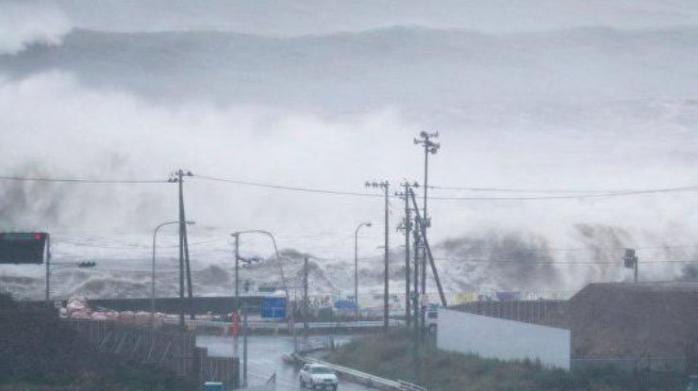 Японию накрыл мощный тайфун (ВИДЕО)