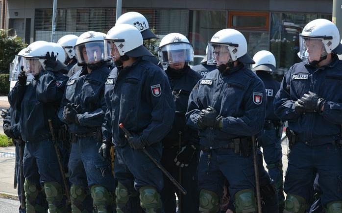 В Гамбурге полиция водометами разогнала противников саммита G20