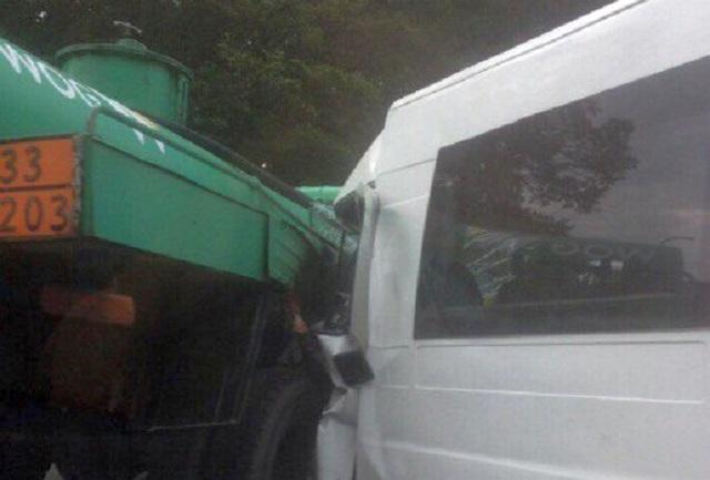 Бензовоз врізався в автобус на Львівщині, загинув один водій і постраждали діти (ФОТО)