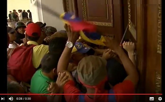 Хаос в Каракасе: демонстранты прорвались в здание парламента, пострадали депутаты (ФОТО, ВИДЕО)